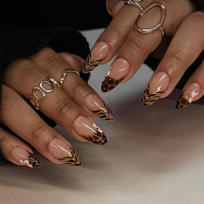 Kunstvolle Stiletto-Nägel mit floralem Akzent Brehn