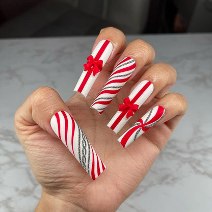 Kunstvolle Nagelkunst mit festlichen Schleifen und Weihnachtsmotiven Brehn
