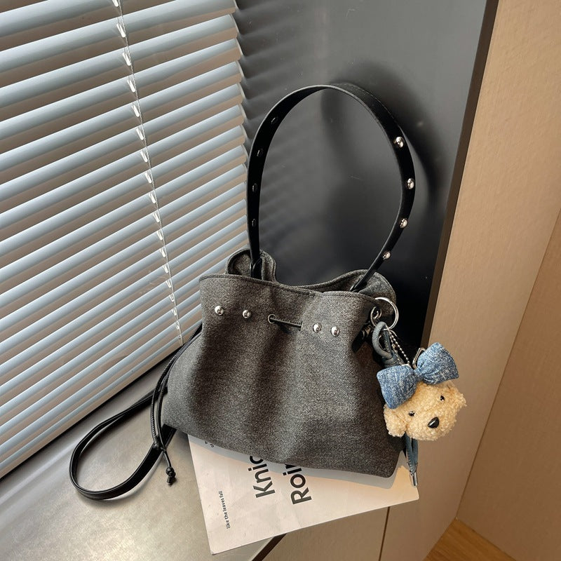 Charmante Mini-Eimer-Tasche mit süßem Anhänger