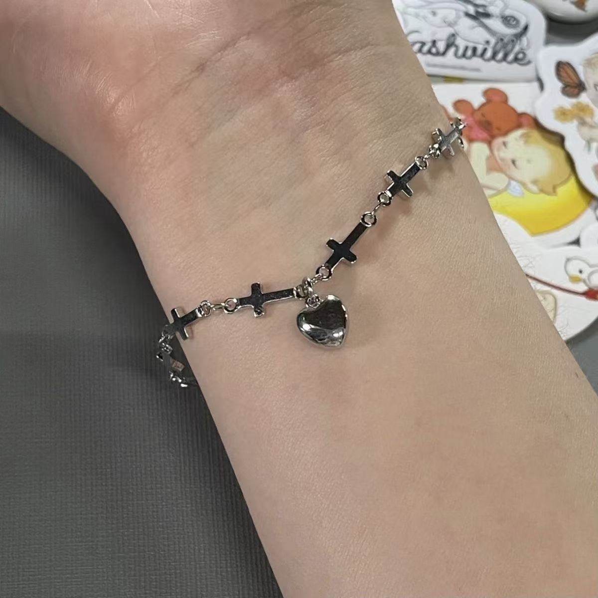 Kreuz- und Herz Charm Armband Brehn