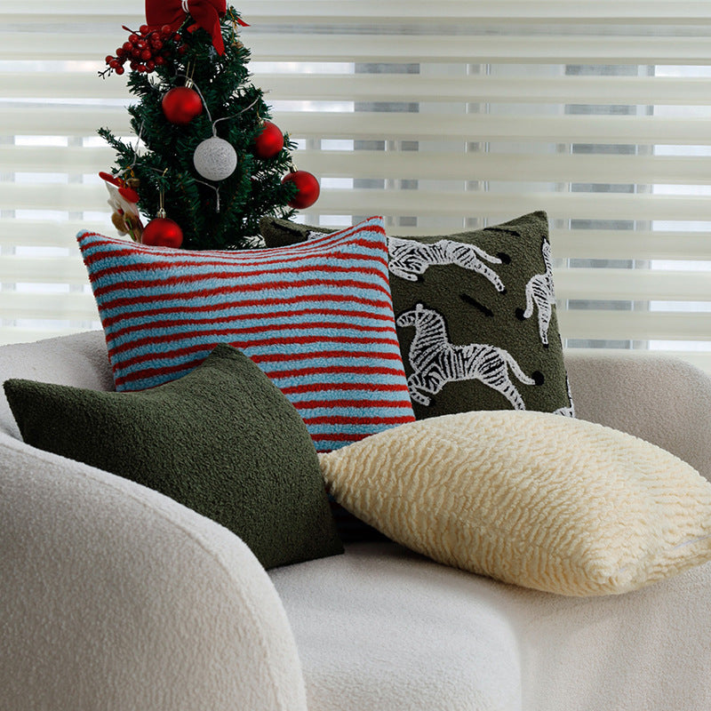 Kuscheliger Wohnkissenbezug aus Teddyfleece mit Zebrastreifen-Motiv Brehn