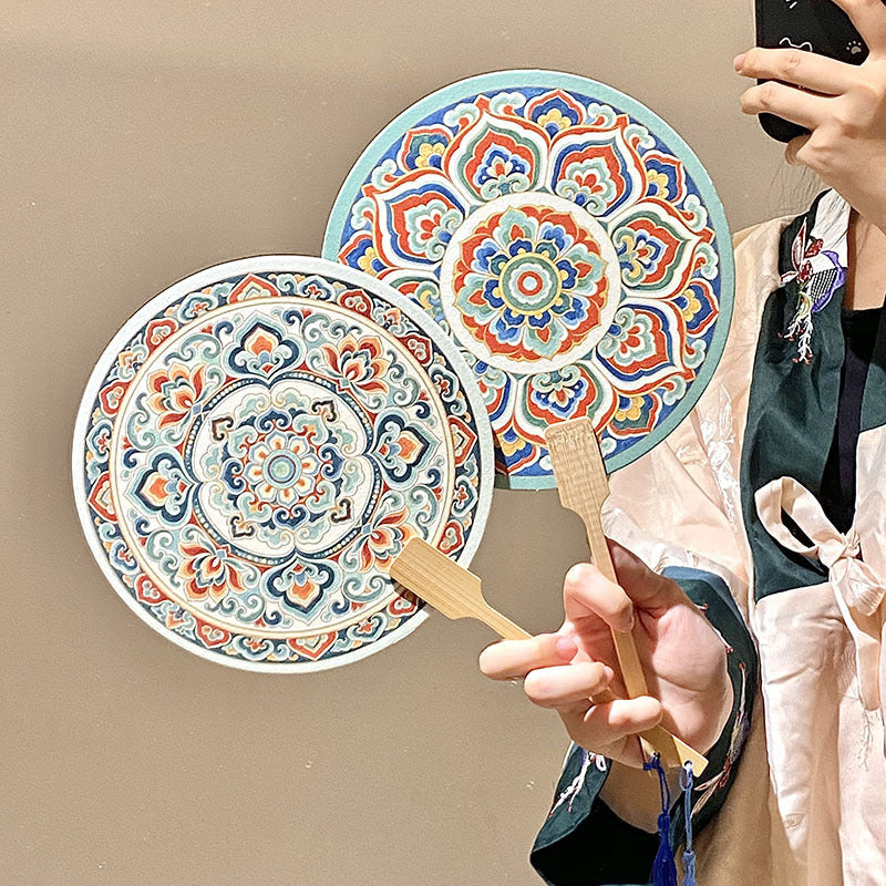 Handgefertigter Fächer mit Kunstvollem Motiv Brehn