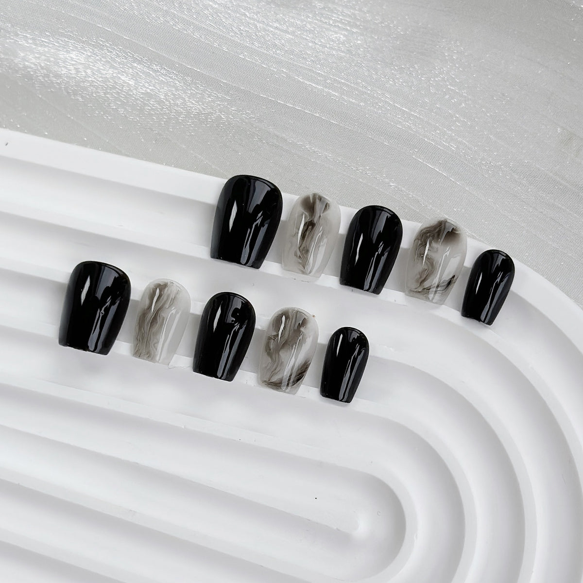 Künstlerisches Gel Press-On Nagelset mit Marmor- und glänzendem Finish