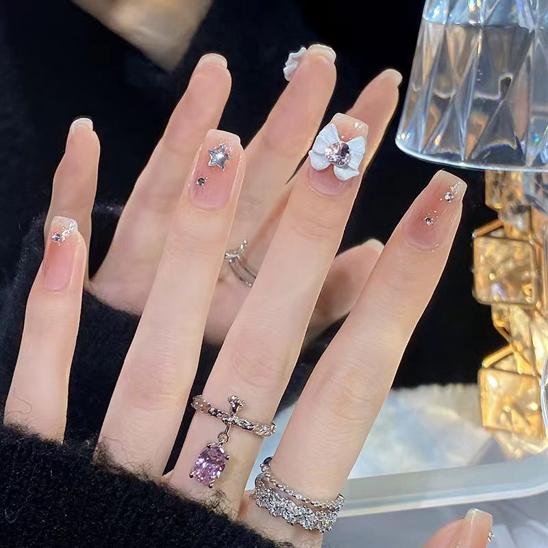 Kunstvolle Nagelspitzen mit floralen und glitzernden Akzenten Brehn