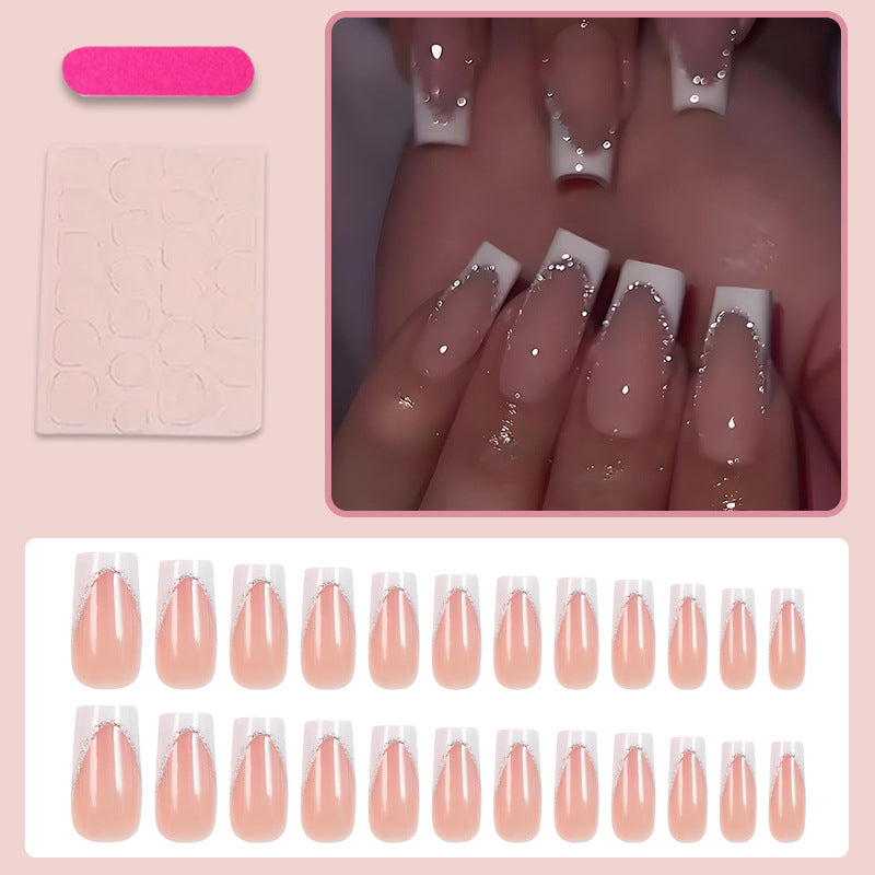 Kunstnagelset mit elegantem French-Tipp und Glitzerakzenten Brehn