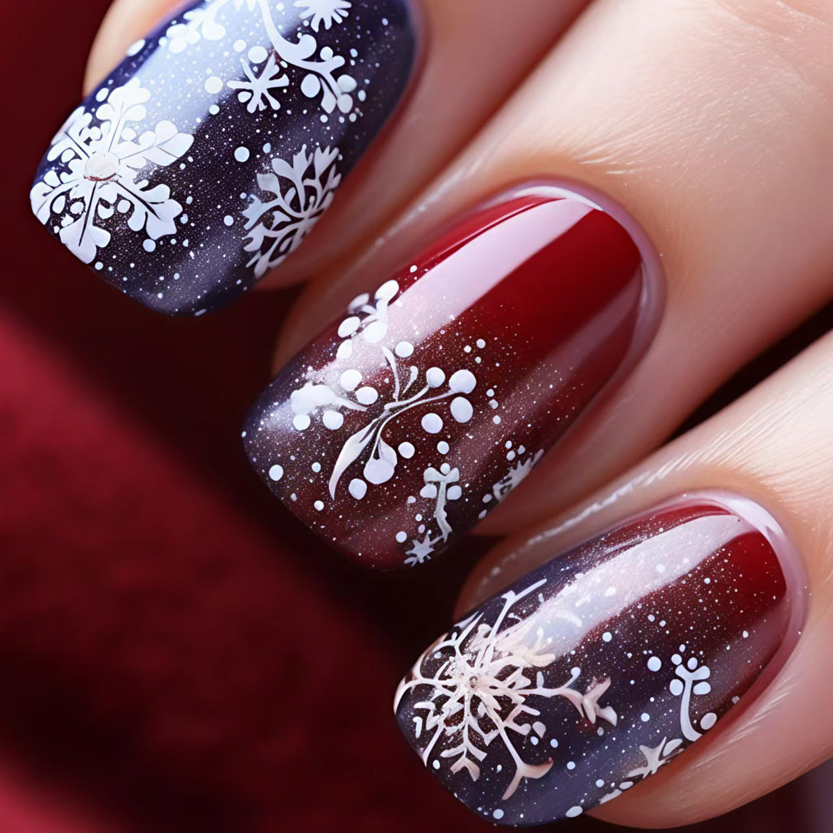 Kunstnägel mit Festlichem Glitzereffekt und Winterlichen Schneemotiv Brehn