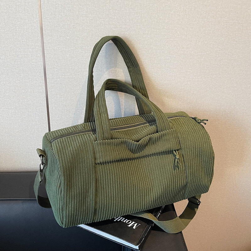 Sportliche Reisetasche Aus Flauschigem Cord-Material mit Verstellbarem Schulterriemen Brehn