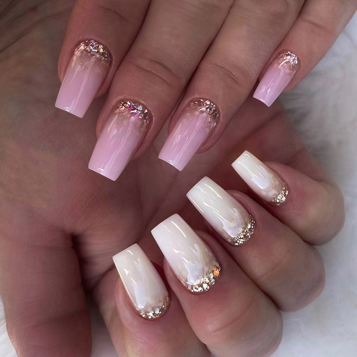 Kunstvolle Nägel mit Glitzer-Design Brehn