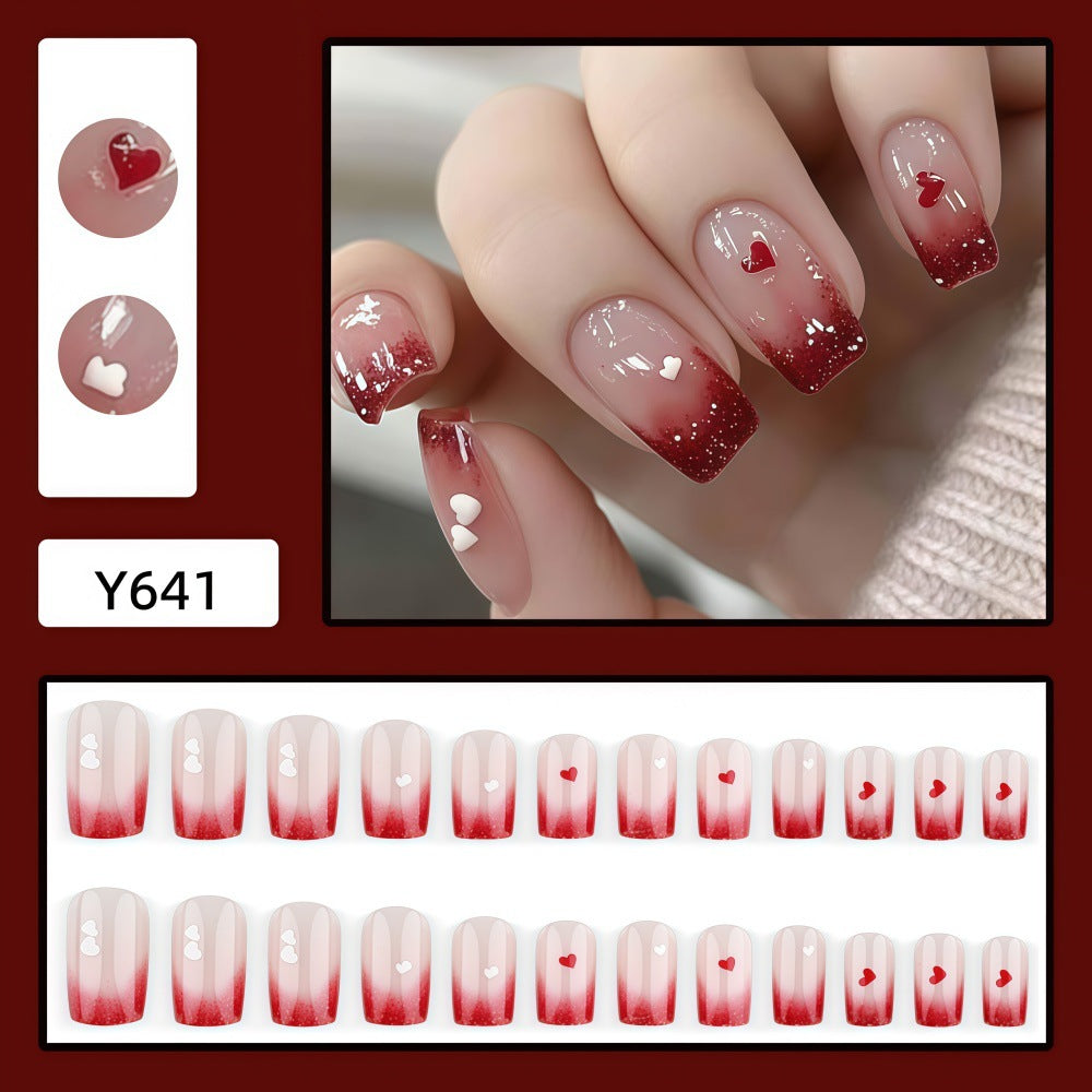 Romantische Nagelkunst mit Herzmotiven Brehn