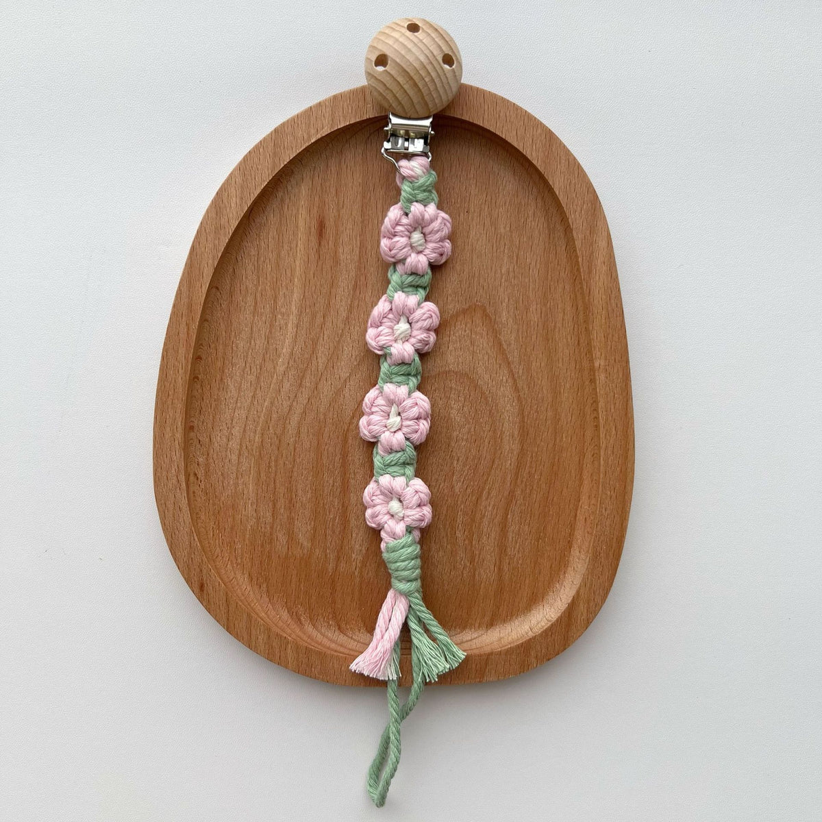 Makramee Blumen Schnullerclip mit Holz-Sicherheitsklammer