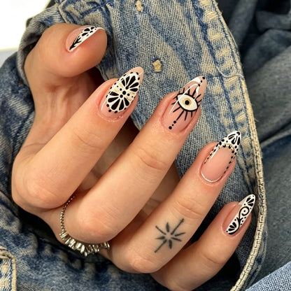 Kunstnagelset mit kreativen und stilvollen Verzierungen Brehn