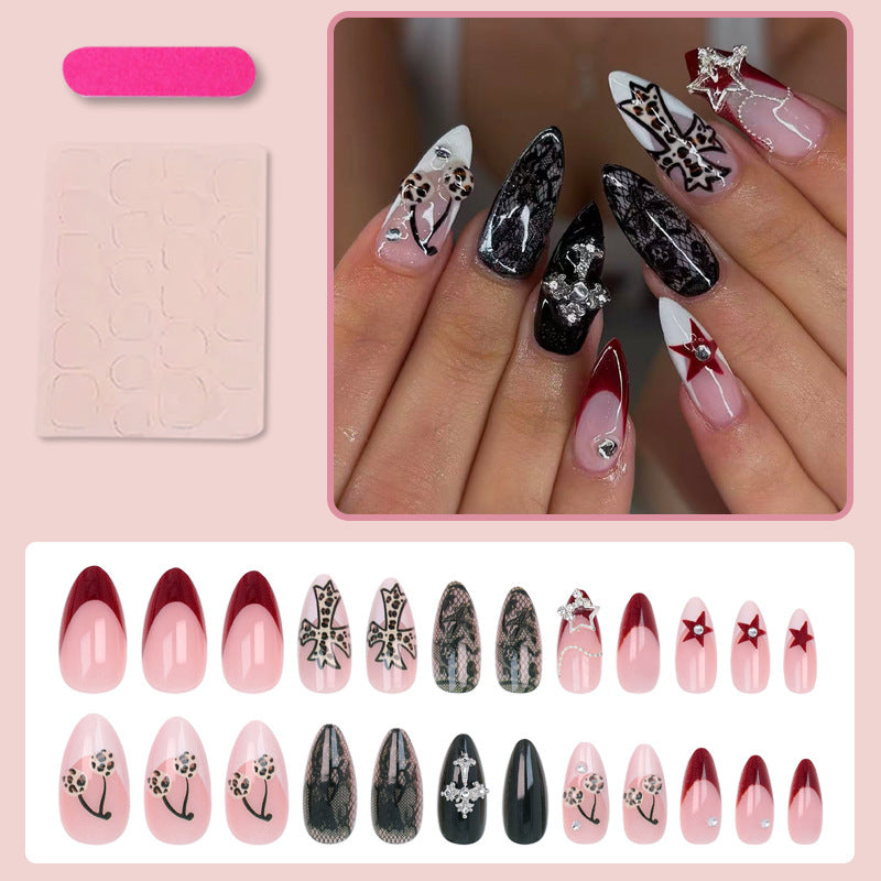 Kunstnagelset mit glamourösen Designs und hochwertigen Verzierungen Brehn