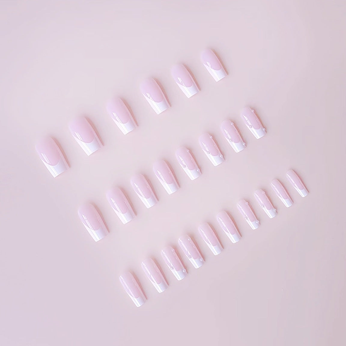 Künstliche Nagelspitzen mit eleganten Perlenakzenten Brehn