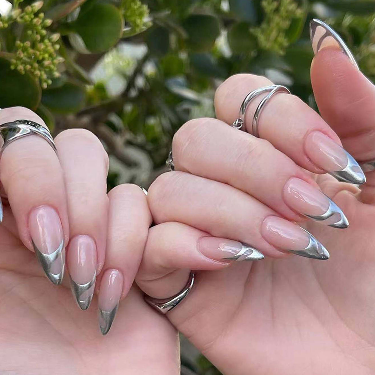 Exklusive Stiletto Kunstnägel mit Metallic-Akzenten Brehn