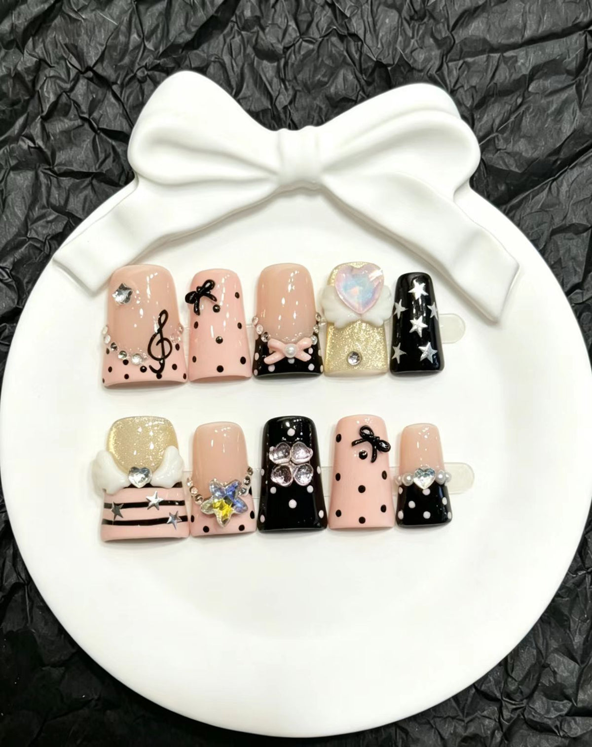 Dekoratives Press-On Nail Art Set mit einzigartigen Charms