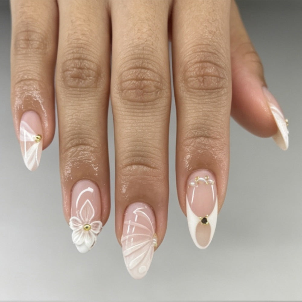 Kunstnägel mit Elegantem Blumendesign und Glitzerakzenten Brehn