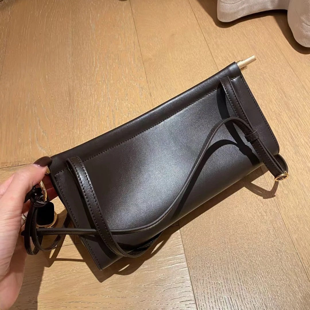 Strukturierte Leder Baguette Schultertasche mit goldener Hardware
