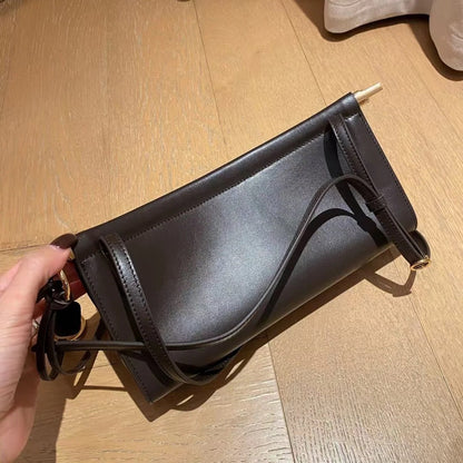 Strukturierte Leder Baguette Schultertasche mit goldener Hardware