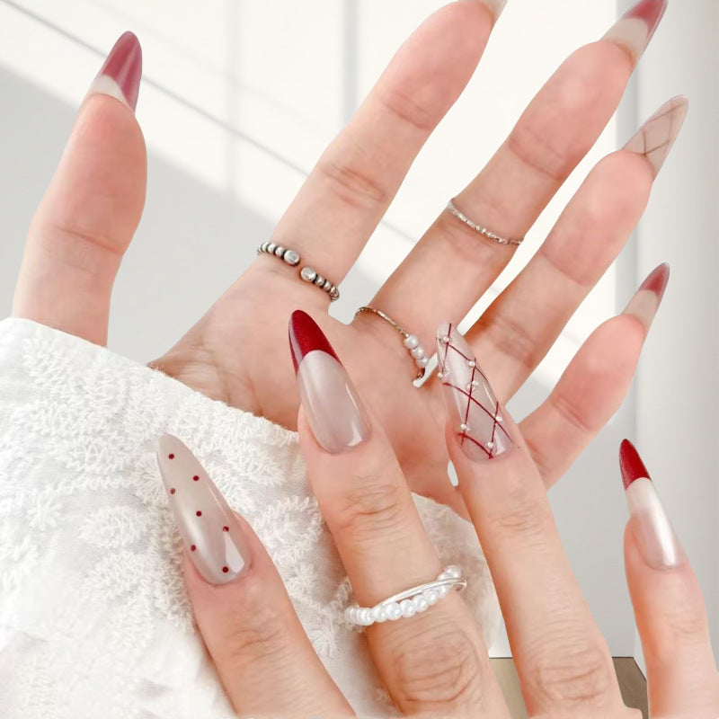 Elegante Kunstnagel-Set mit stilvollen roten Akzenten Brehn