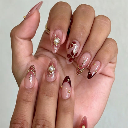 Kunstvolles Nagelset mit floralen Akzenten Brehn