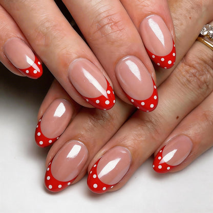 Kreatives Nageldesign Set mit Punkten und elegantem French Look Brehn