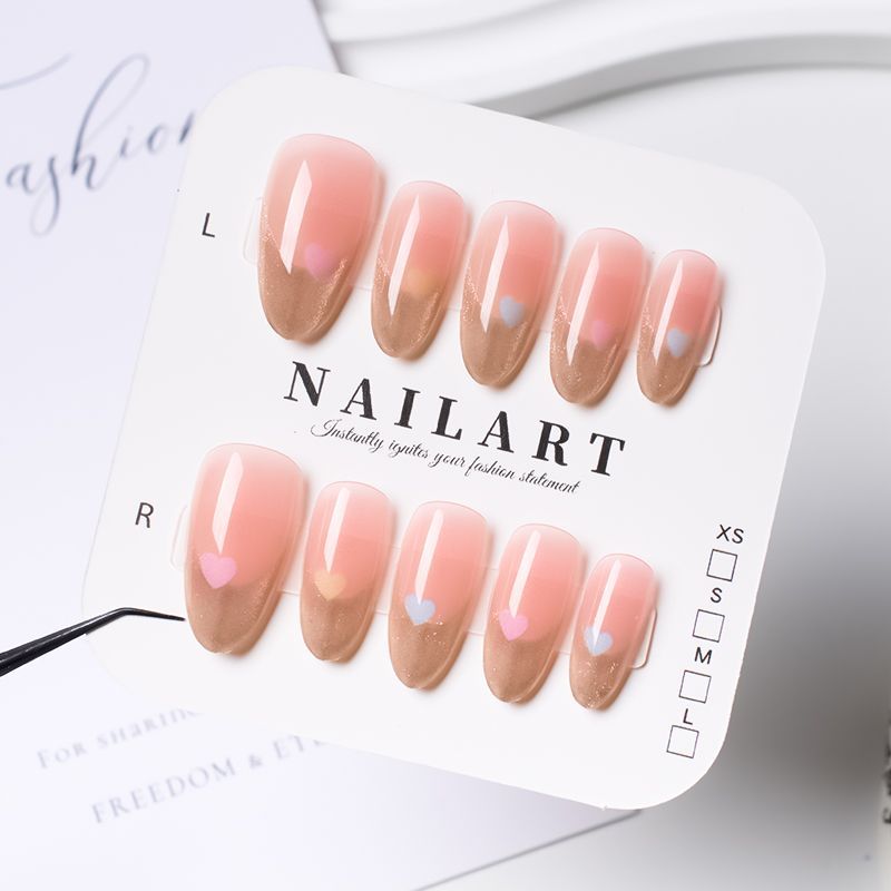 Stylisches Herz-akzentuiertes Press-On Nagelset Brehn