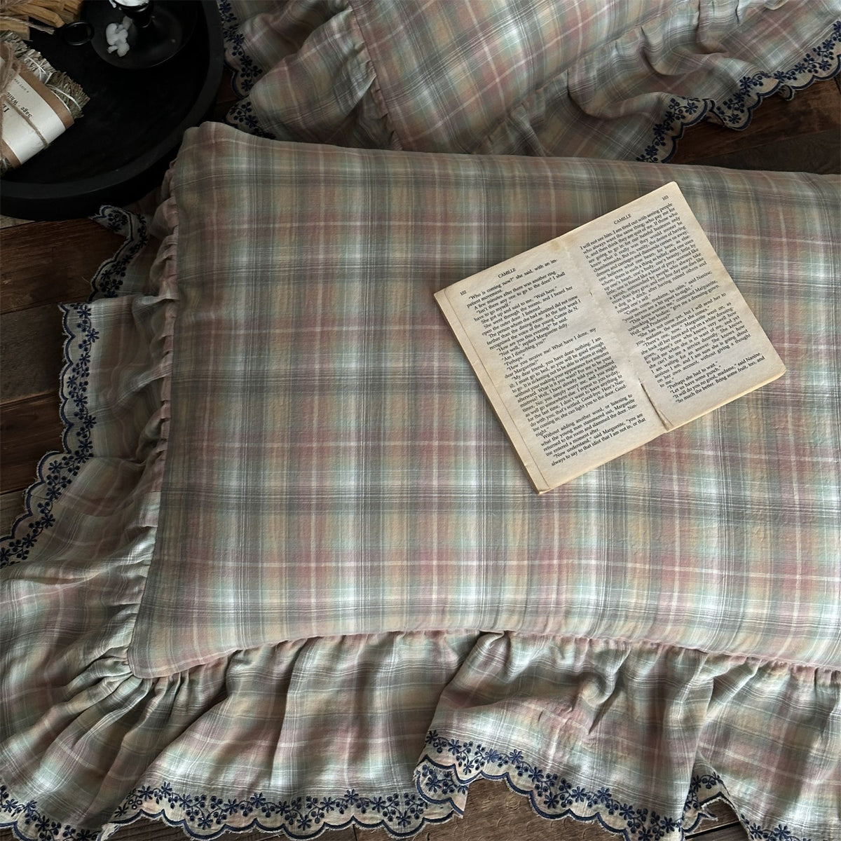Bettwäsche-Set mit Karomuster, Rüschen und Spitzenbesatz