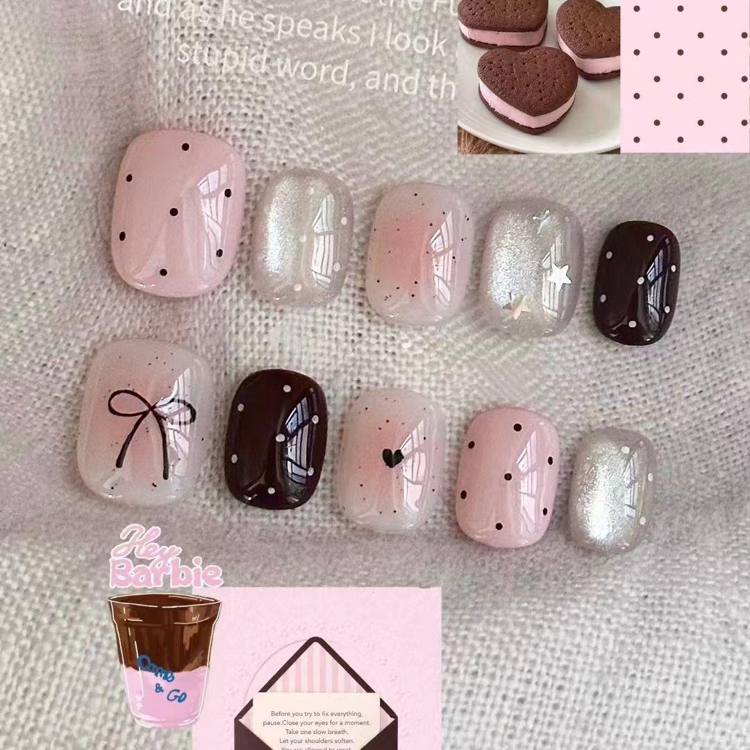 Elegantes Press-On-Nagelkunst-Set mit Schleife und Punkten Brehn