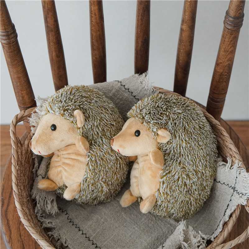 Plüsch-Igel-Kuscheltier mit strukturiertem Kunstfellrücken und samtiger Vorderseite