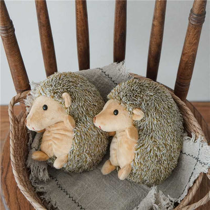 Plüsch-Igel-Kuscheltier mit strukturiertem Kunstfellrücken und samtiger Vorderseite