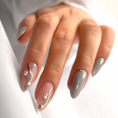 Künstliche Nagel-Kreation mit Glamourösen Spitzen und Glitzerdetails Brehn