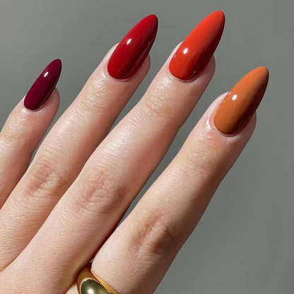 Kunstvolle Nagelverlängerungen im eleganten Stiletto-Stil Brehn