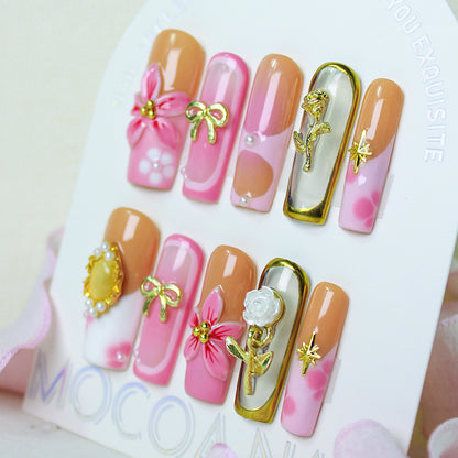 Kunstnagelset mit luxuriösen floralen und glamourösen Verzierungen Brehn