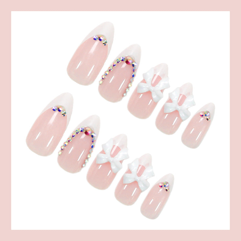Kunstnagelset mit romantischen Schleifen und Glamourösen Verzierungen Brehn