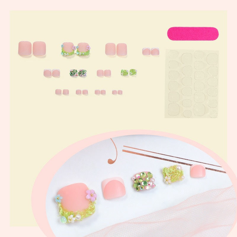 Kunstnagelset mit floralen 3D-Details und Glitzerverzierungen Brehn