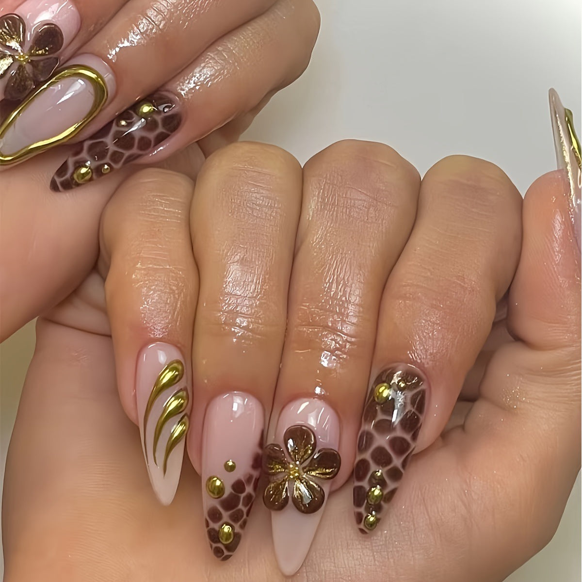 Künstlerisches Press-On-Nagel-Set mit 3D-Blumenakzenten Brehn