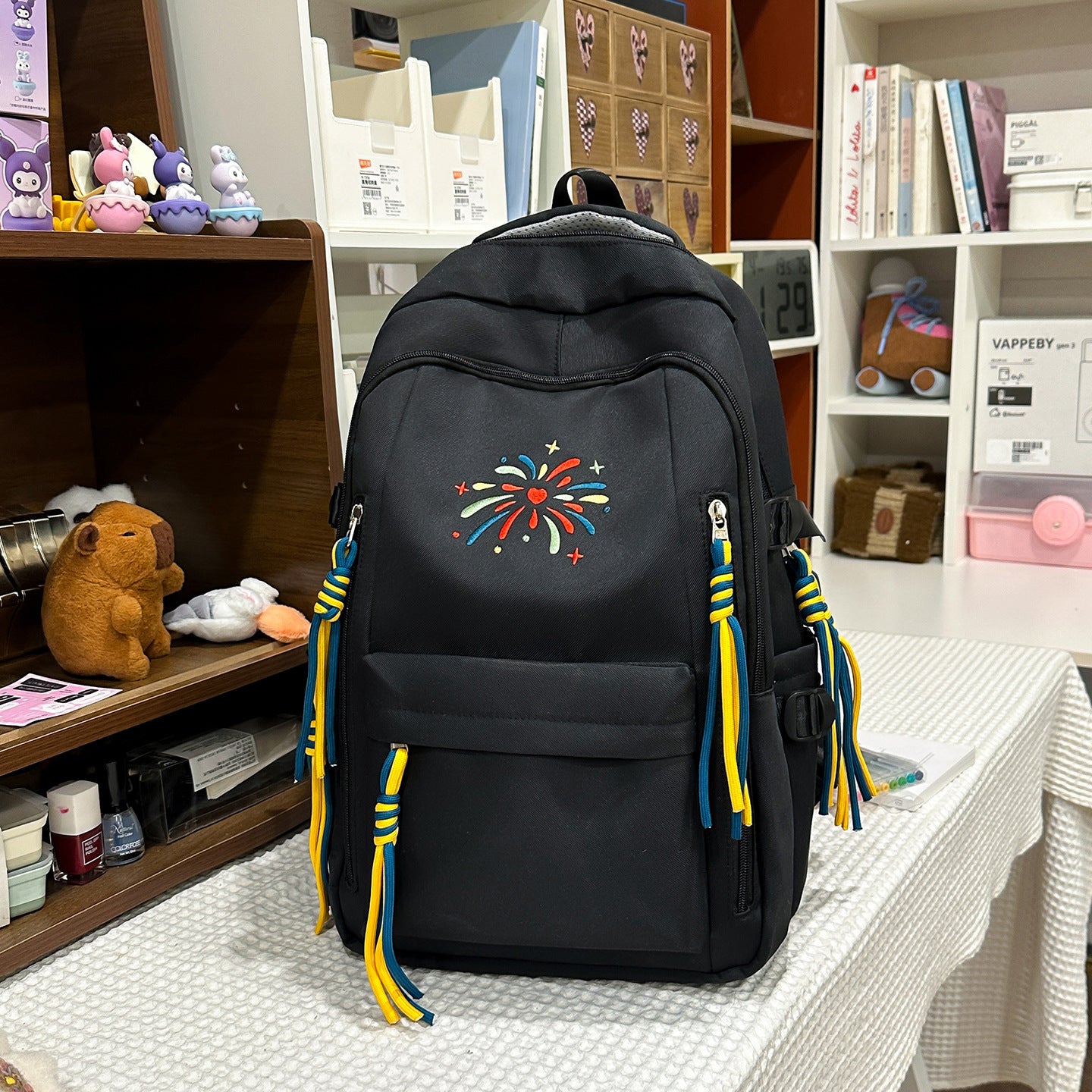 Rucksack mit Bunten Verzierungen und Innovativen Fächern Brehn