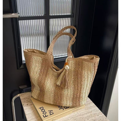 Handgefertigte Basttasche mit Eleganten Quasten und Detailreicher Struktur Brehn