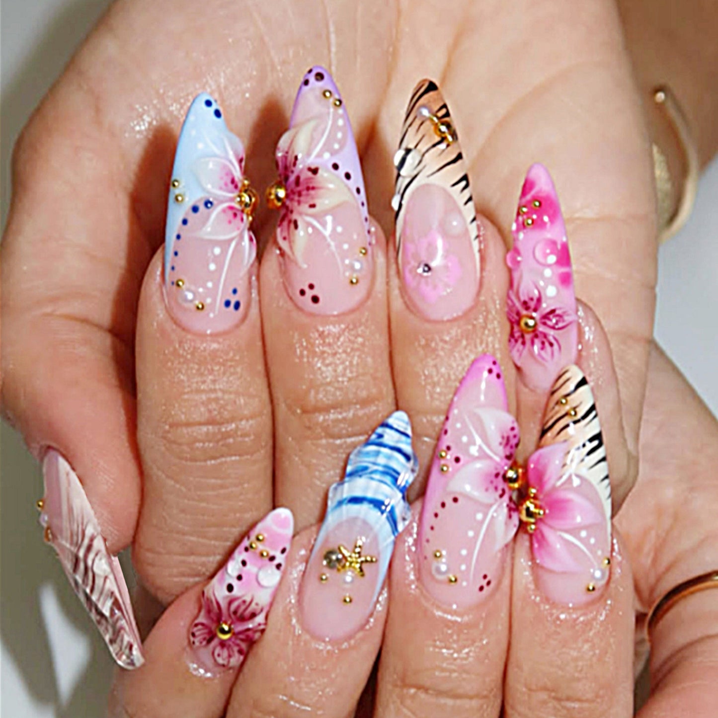 Künstlerisches Press-On Nagelset mit floralem und Edelstein-Akzenten Brehn