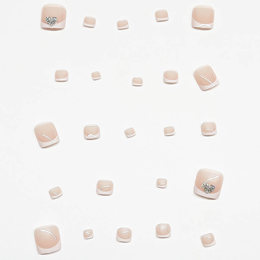 Kunstnagelset mit glamourösem Herzdesign und eleganter French-Spitze Brehn