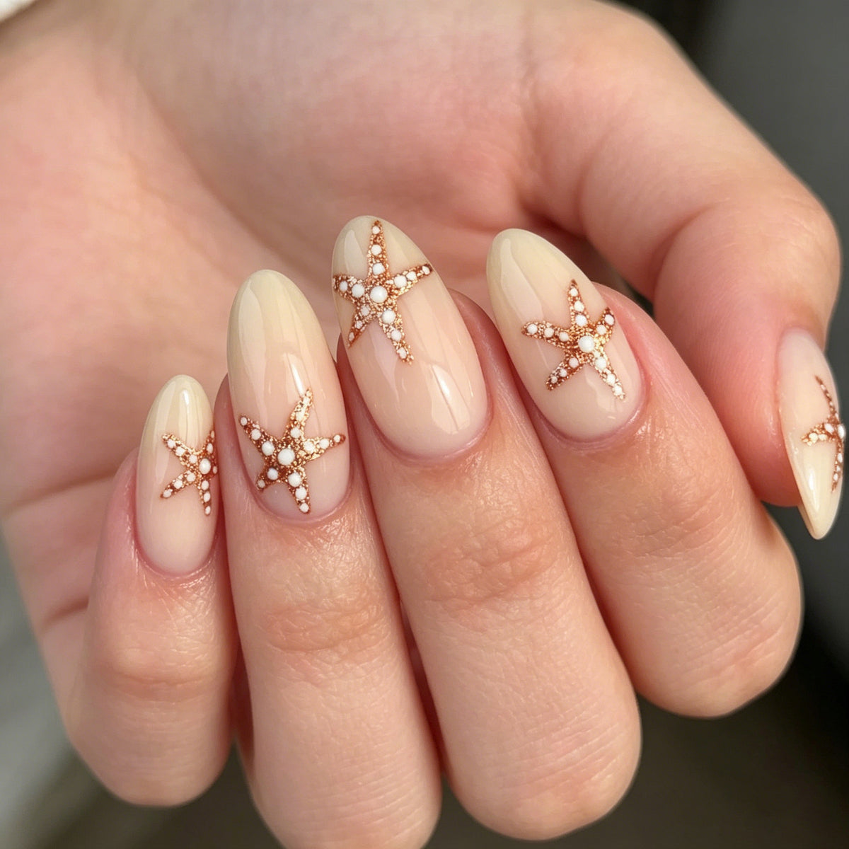 Elegante Sternenfisch-verzierte Nagelkunst Brehn