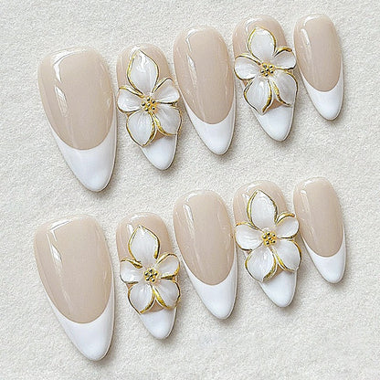 Kunstnagelset mit floralen Akzenten und luxuriösem Glitzer Brehn