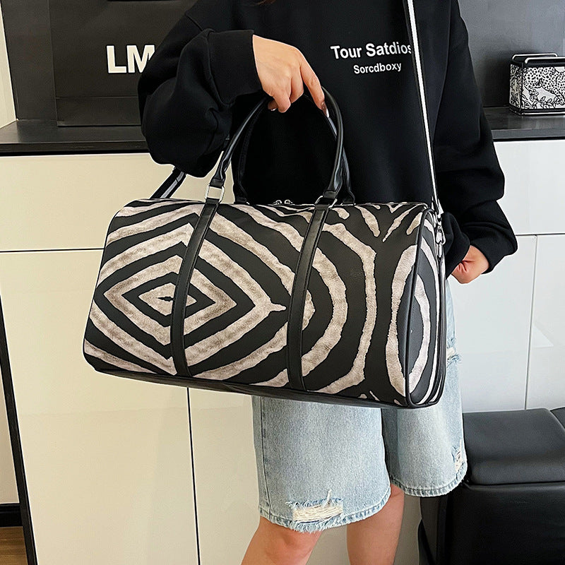 Sportliche Reisetasche Im Angesagten Zebramuster Brehn