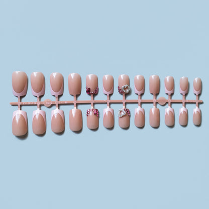 Dekoratives French Tip Nagelkunst Set mit Juwelenakzenten