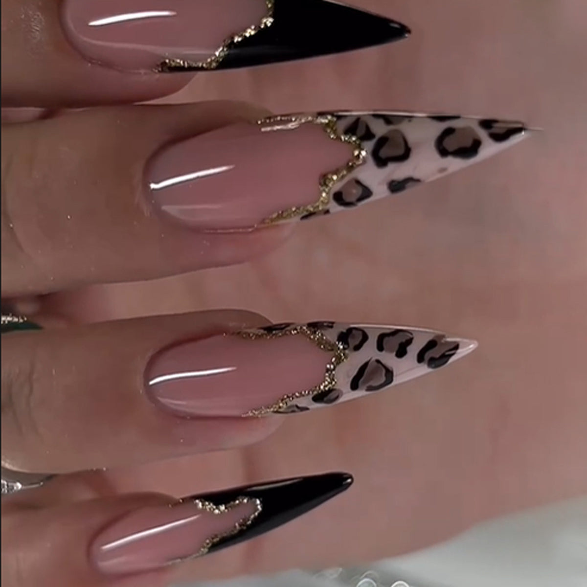 Kunstvolle Stiletto-Nägel im eleganten Leoparden-Design Brehn