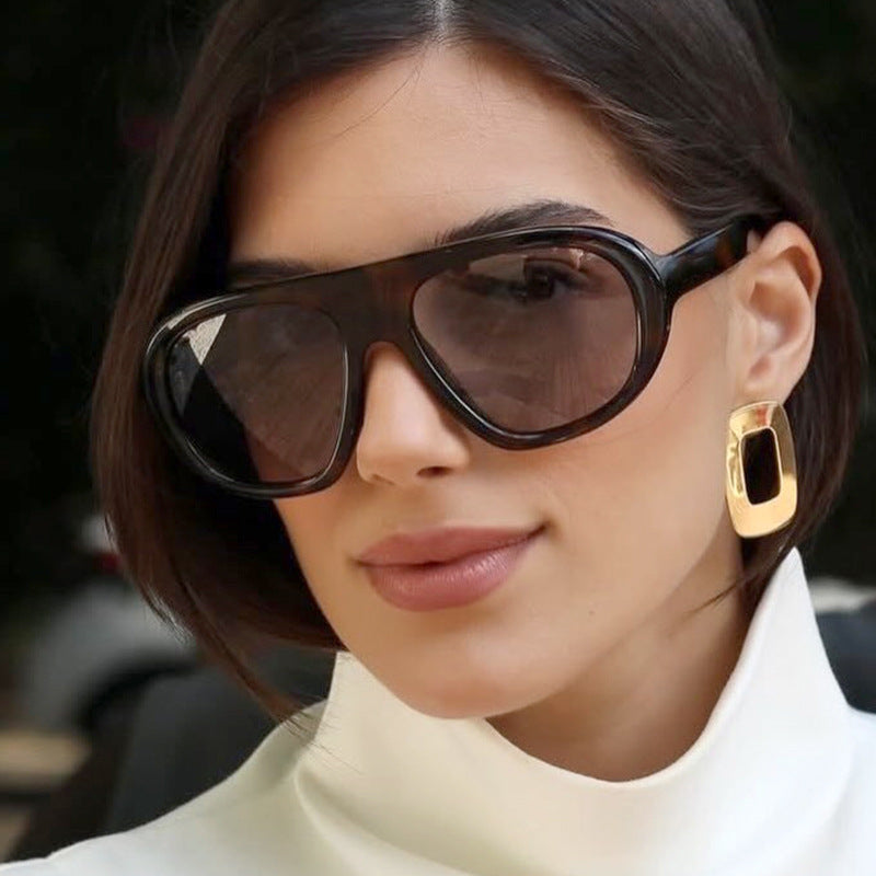 Damen auffällige Sonnenbrille mit futuristischem Rahmen und robustem Design Brehn
