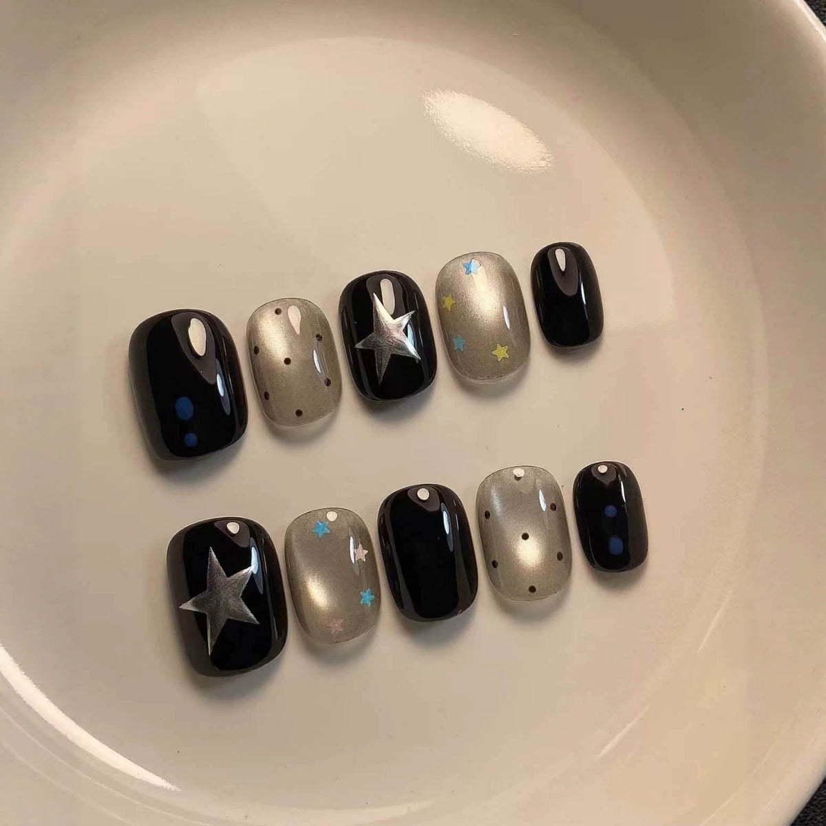 Künstlerisches Press-On Nagelset mit himmlischen Designs