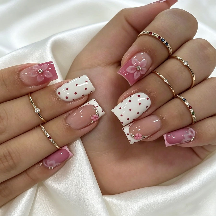 Kunstnagelset mit romantischem Blumen-Design Brehn