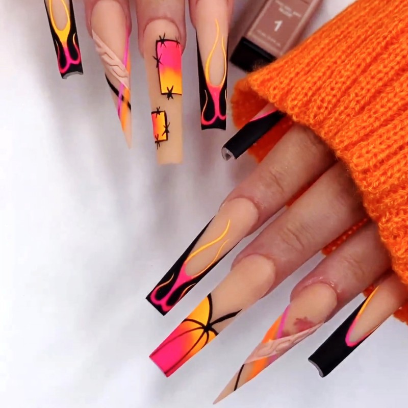 Kreatives Kunstnagelset mit farbenfrohen Designs Brehn