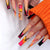 Kreatives Kunstnagelset mit farbenfrohen Designs Brehn